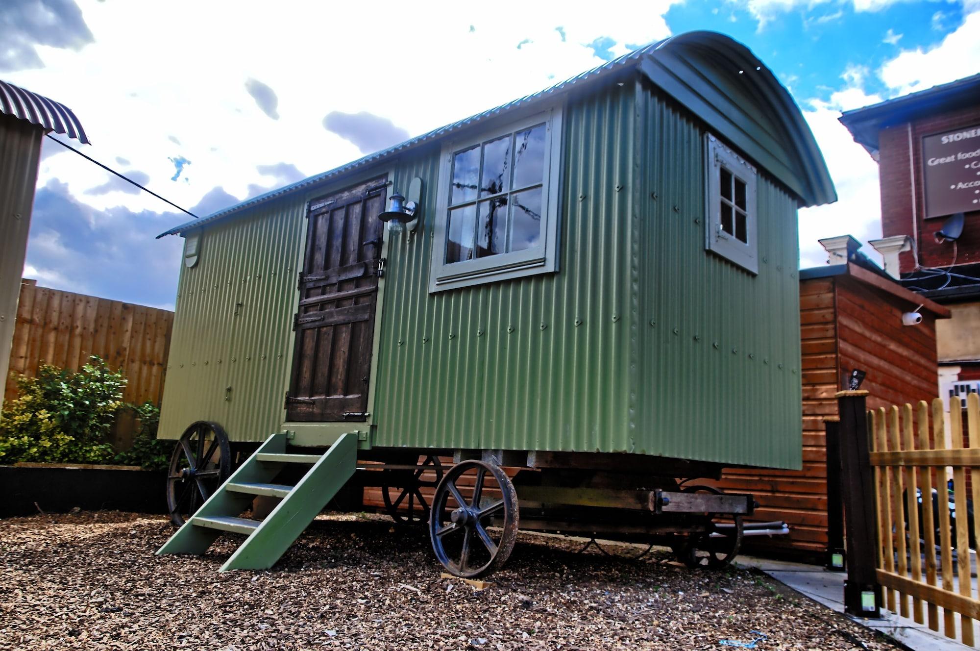 Stonehenge Inn & Shepherd'S Huts Bulford Extérieur photo