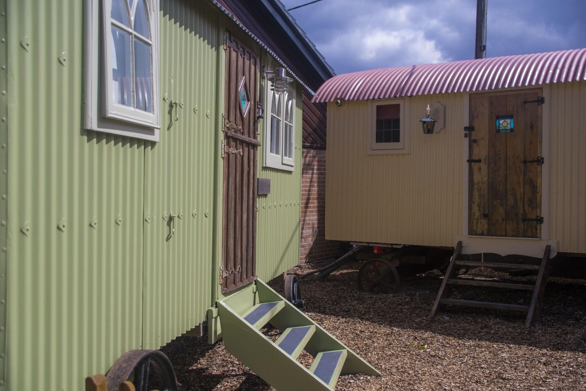 Stonehenge Inn & Shepherd'S Huts Bulford Extérieur photo