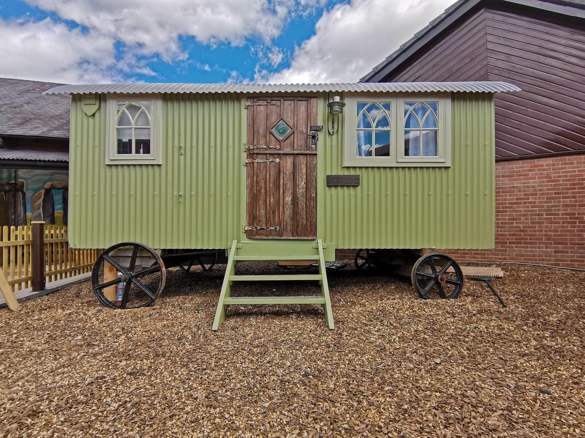 Stonehenge Inn & Shepherd'S Huts Bulford Extérieur photo