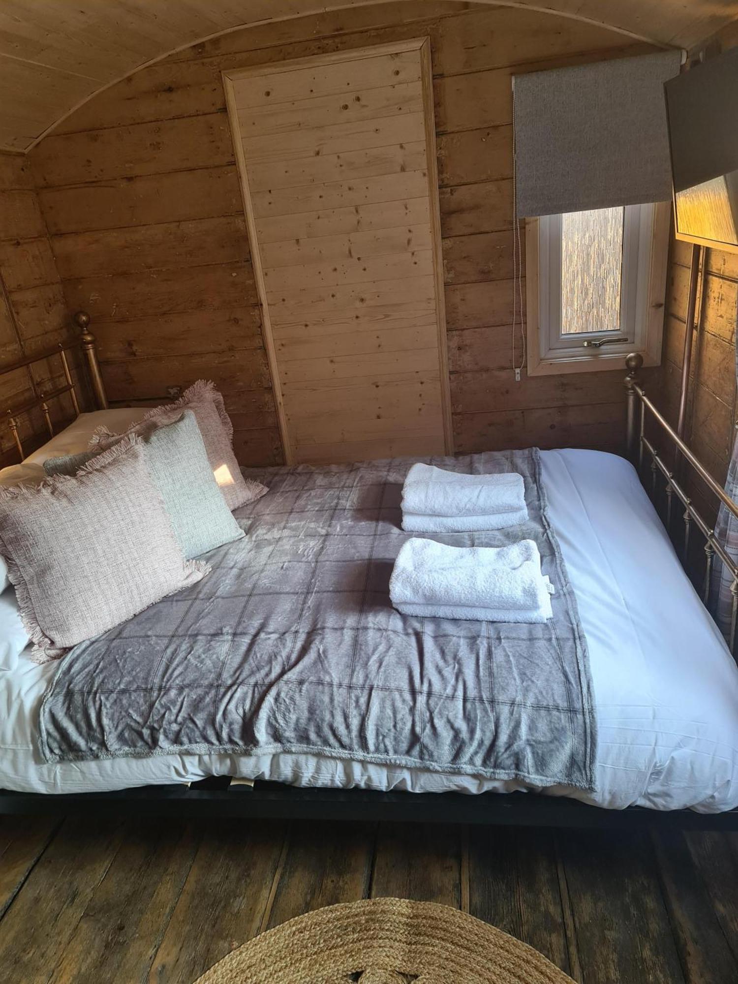Stonehenge Inn & Shepherd'S Huts Bulford Chambre photo