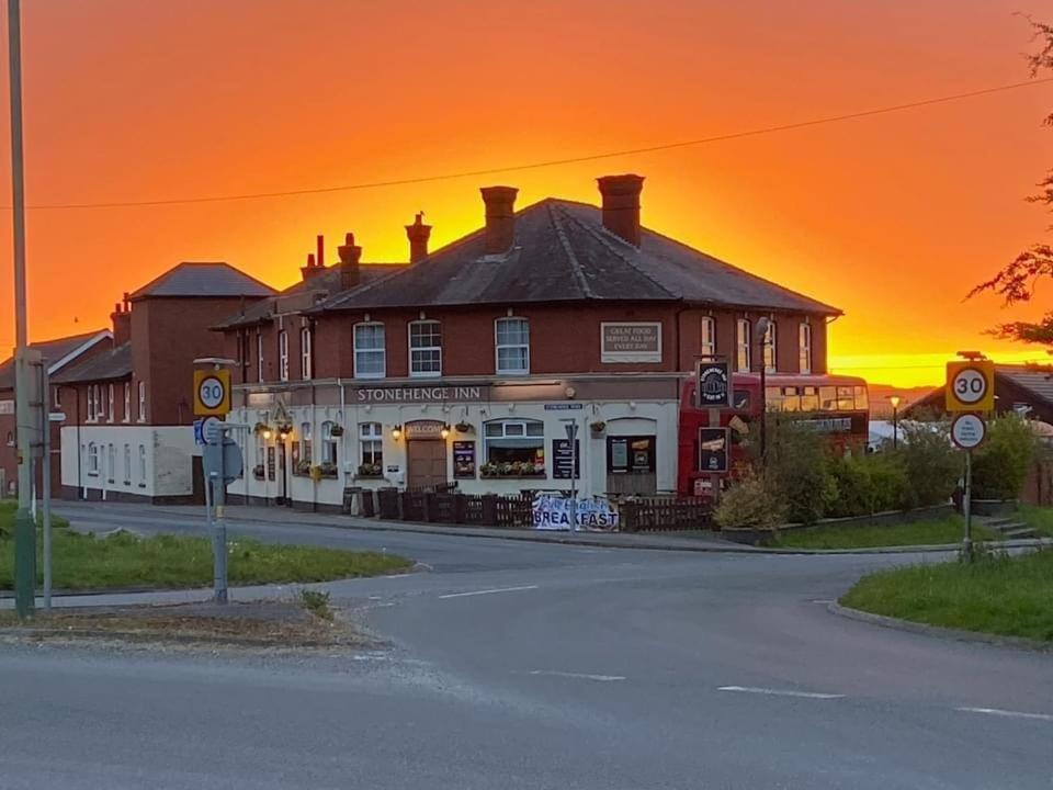 Stonehenge Inn & Shepherd'S Huts Bulford Extérieur photo
