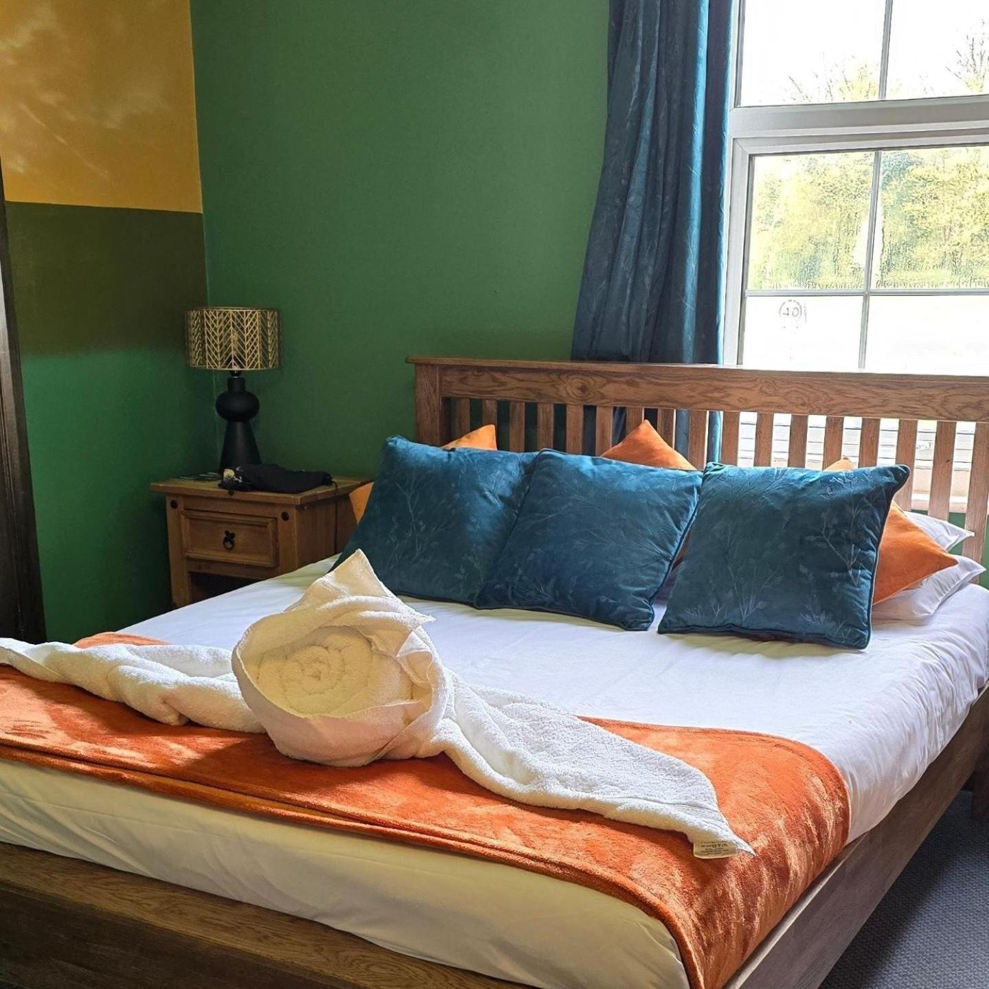 Stonehenge Inn & Shepherd'S Huts Bulford Extérieur photo